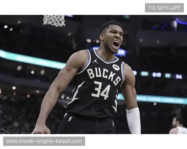 字母哥比赛后竟主动帮清理场地,被赞谦逊