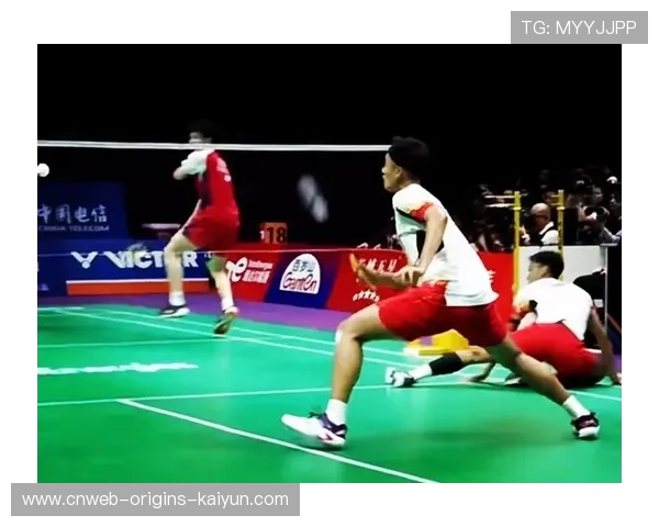 羽毛球少年击球太歪飞上看台引发意外惊喜